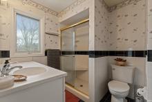 Primary bedroom en suite